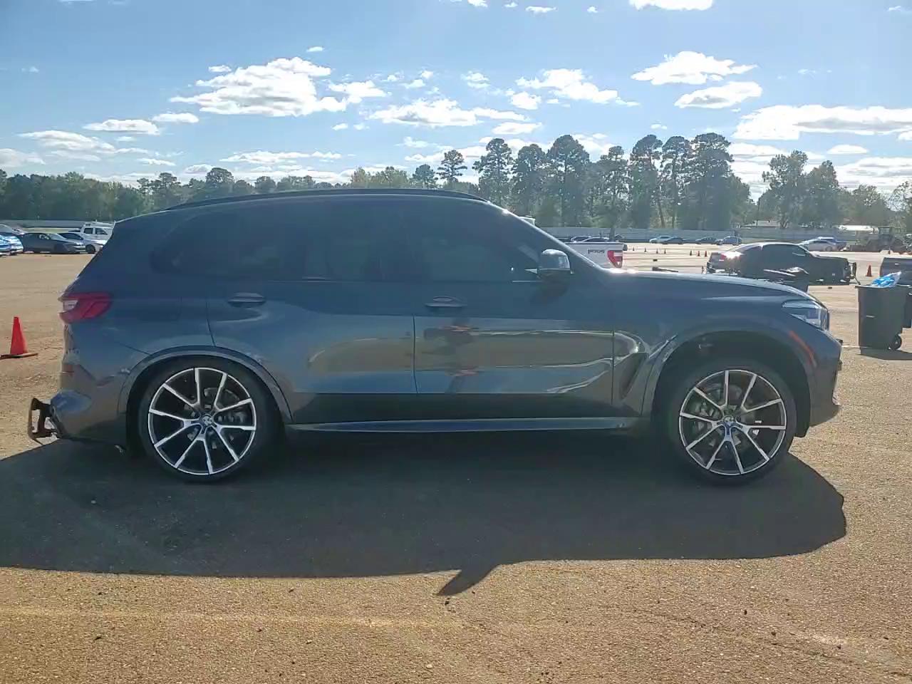 Фото: 5UXCR6C56KLL05659