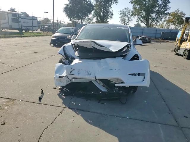 2024 Tesla Model Y VIN: 7SAYGDED4RF184698 Lot: 89866565
