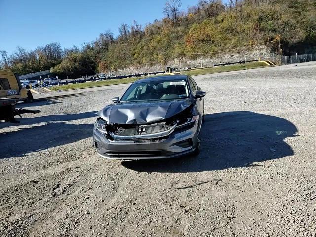 2021 Volkswagen Passat - Image 13