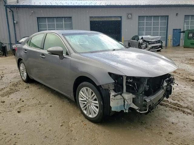 2015 Lexus ES - Image 14