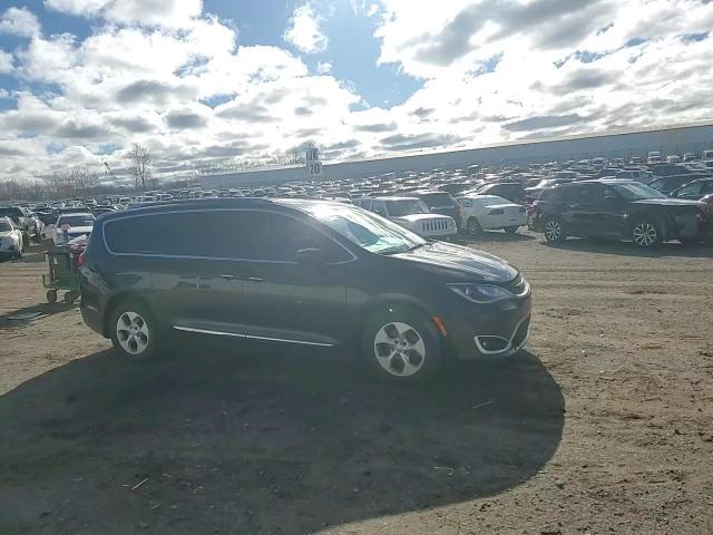 2017 Chrysler Pacifica - Image 12