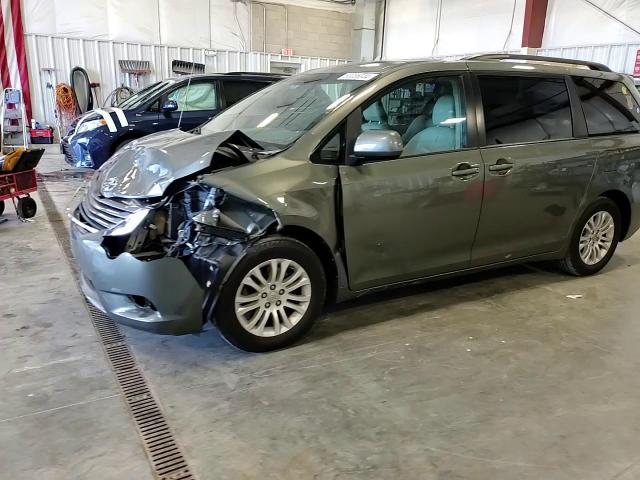 2011 Toyota Sienna - Image 12