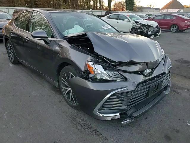 2022 Toyota Camry - Image 10