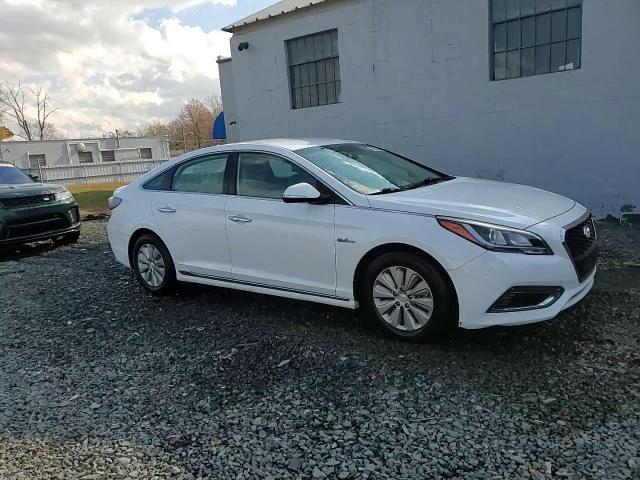 2017 Hyundai Sonata Hybrid VIN: KMHE24L1XHA054063 Lot: 79748484