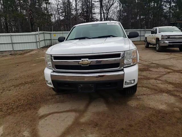 2008 Chevrolet Silverado - Image 11