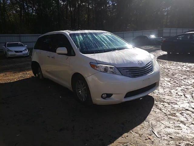 2016 Toyota Sienna - Image 11
