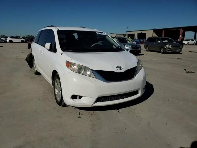 2011 Toyota Sienna - Image 11