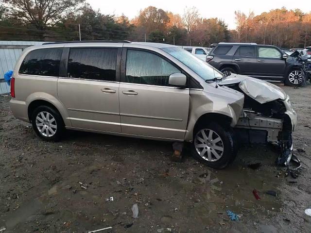 2016 Chrysler Town & Country - Image 14