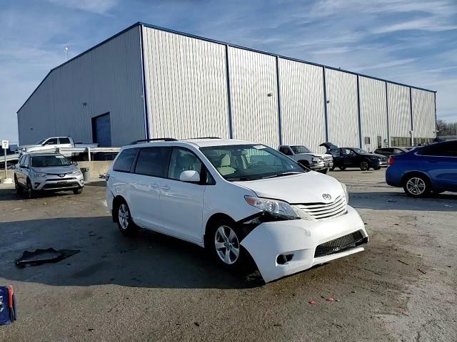 2017 Toyota Sienna - Image 14