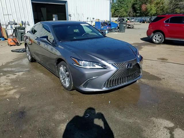 2020 Lexus ES - Image 13