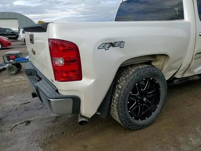 2011 Chevrolet Silverado - Image 11