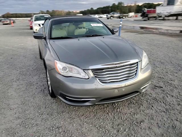 2013 Chrysler 200 - Image 11