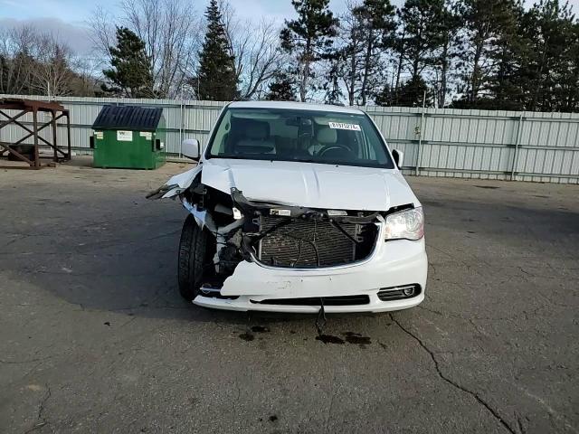 2016 Chrysler Town & Country - Image 11