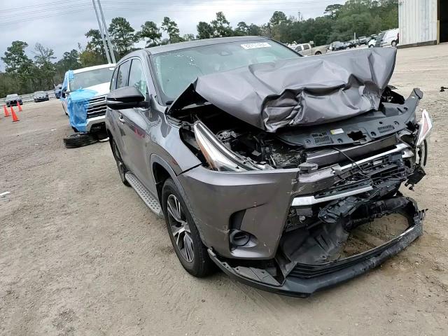 2019 Toyota Highlander - Image 12