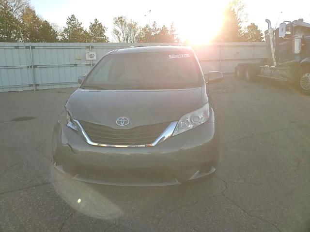 2012 Toyota Sienna - Image 12