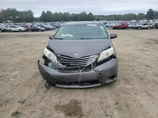 2015 Toyota Sienna - Image 12
