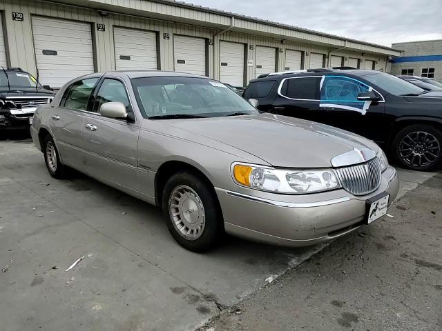 1999 Lincoln Town Car Executive VIN: 1LNHM81WXXY687763 Lot: 79079324