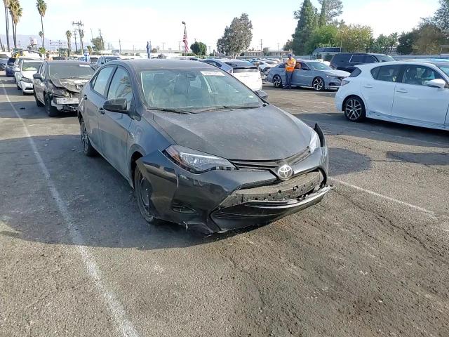 2018 Toyota Corolla L VIN: 5YFBURHE9JP812437 Lot: 80963444