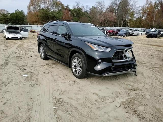 2022 Toyota Highlander - Image 11