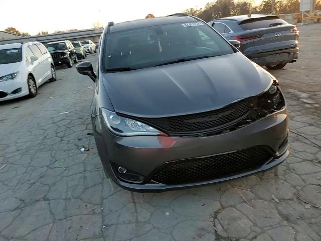 2018 Chrysler Pacifica - Image 12