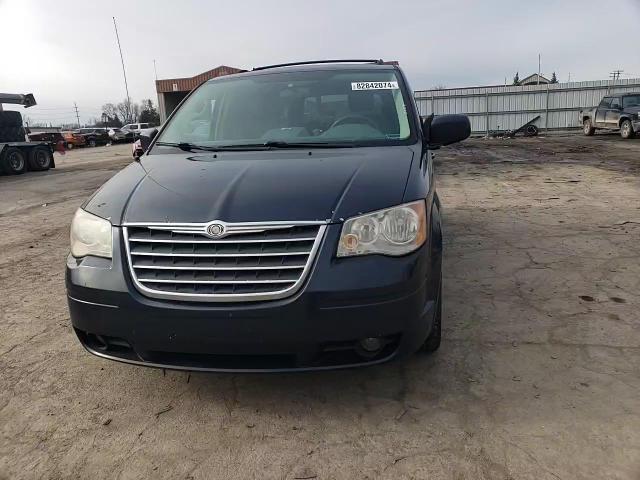 2009 Chrysler Town & Country - Image 11