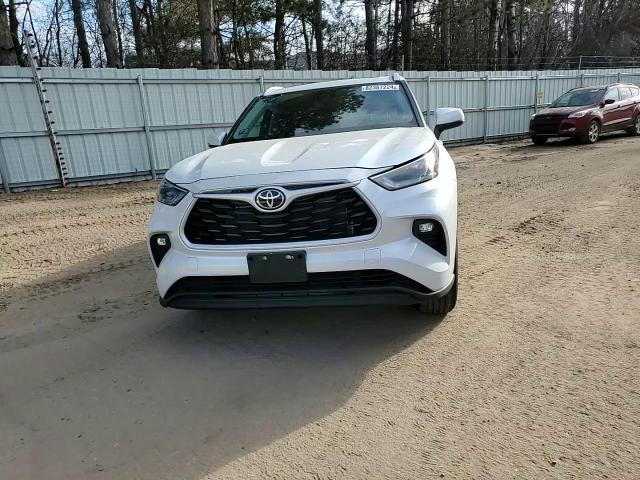 2022 Toyota Highlander - Image 12
