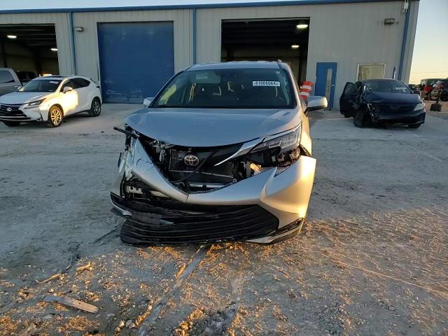 2021 Toyota Sienna - Image 14