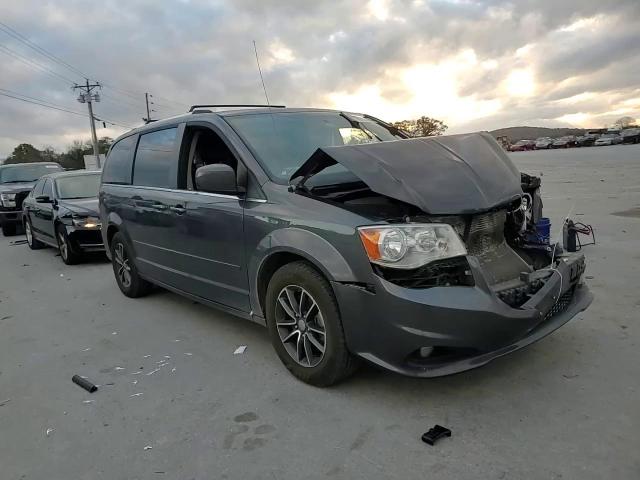 2017 Dodge Caravan - Image 11