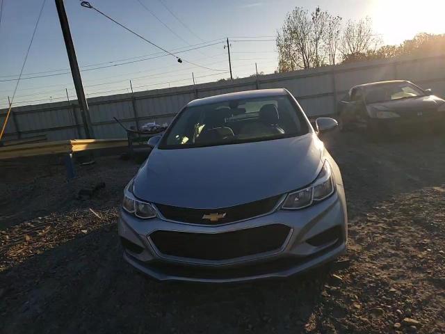 2018 Chevrolet Cruze - Image 10