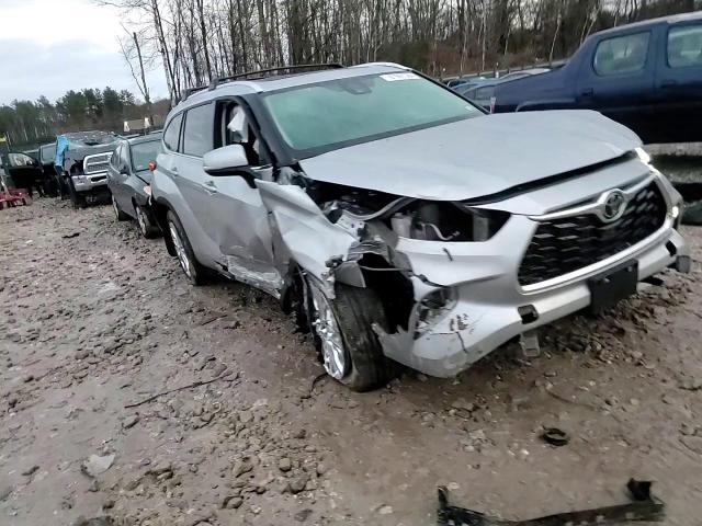 2024 Toyota Highlander - Image 12