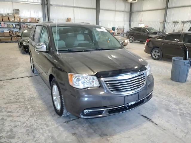 2016 Chrysler Town & Country - Image 12