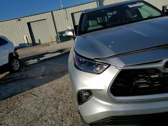 2022 Toyota Highlander - Image 12