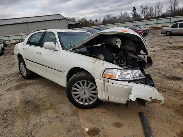 2006 Lincoln Town Car Signature Limited VIN: 1LNHM82V56Y610531 Lot: 81398414