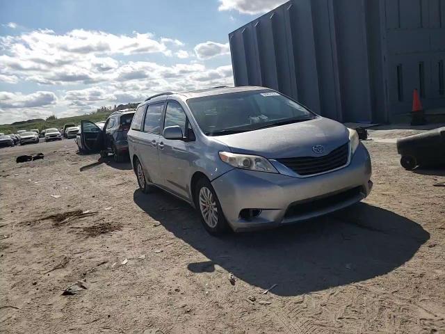 2013 Toyota Sienna Xle VIN: 5TDYK3DC2DS400440 Lot: 82237354