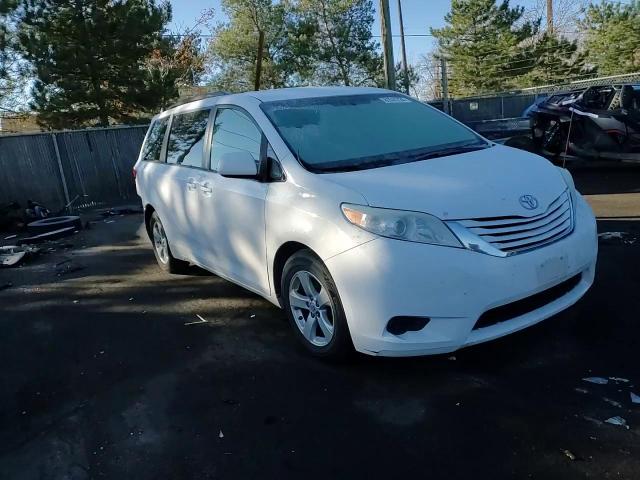 2015 Toyota Sienna - Image 12