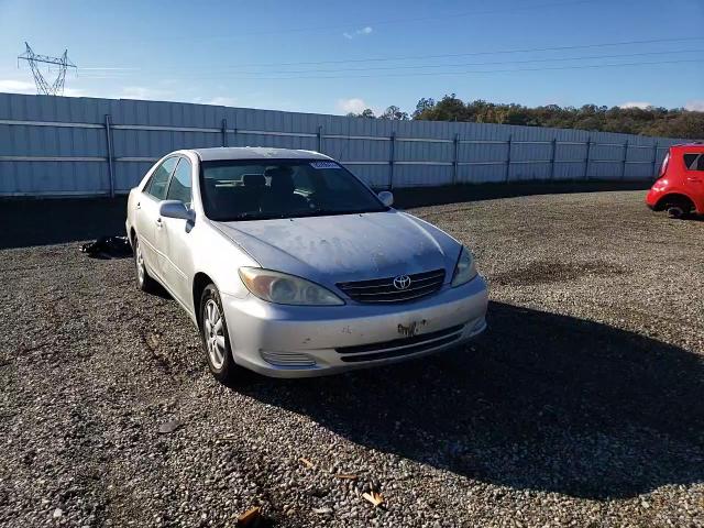 2003 Toyota Camry Le VIN: 4T1BF30K93U557105 Lot: 82450474