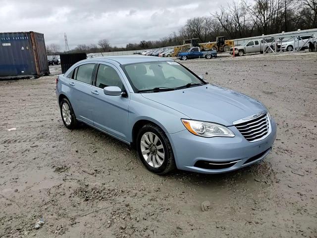 2013 Chrysler 200 - Image 13