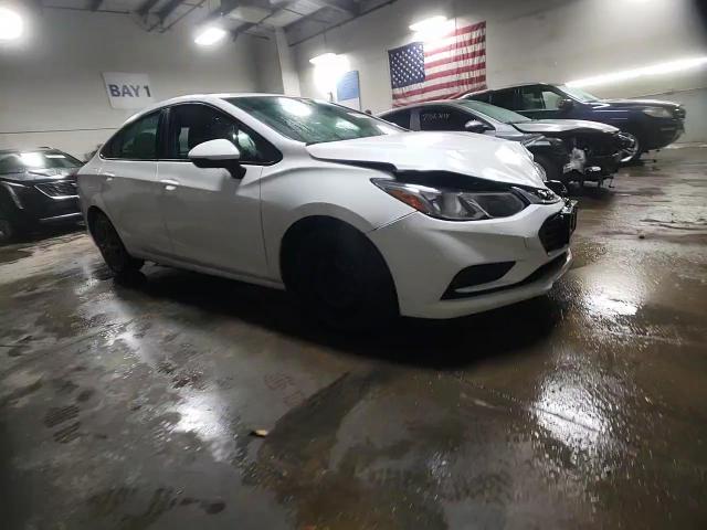 2018 Chevrolet Cruze - Image 13