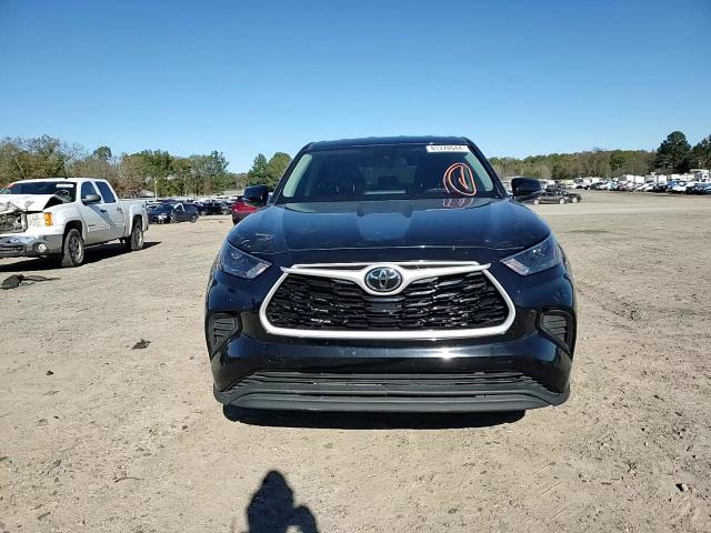 2022 Toyota Highlander - Image 12