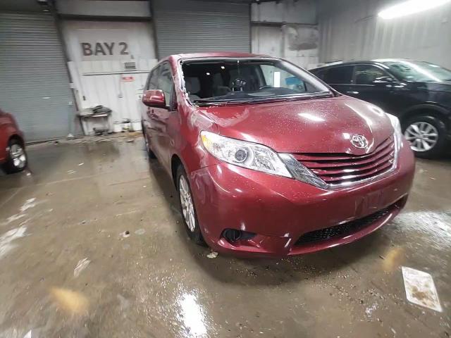 2015 Toyota Sienna - Image 13