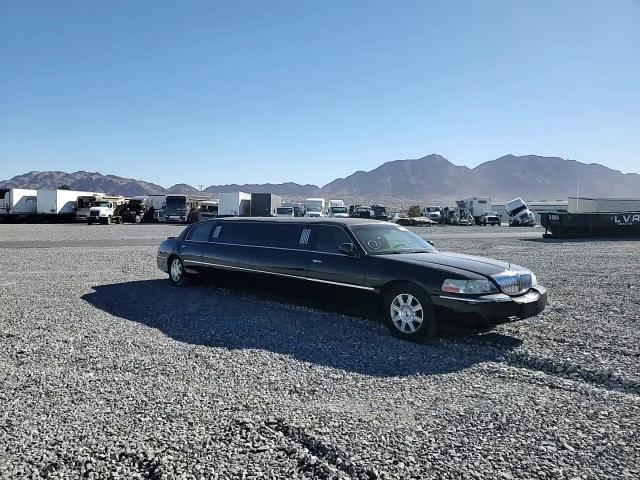 2008 Lincoln Town Car - Image 11