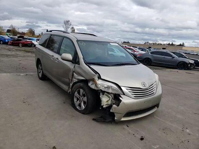 2015 Toyota Sienna - Image 11