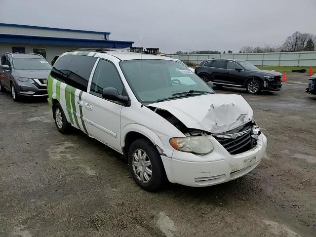 2007 Chrysler Town & Country - Image 12