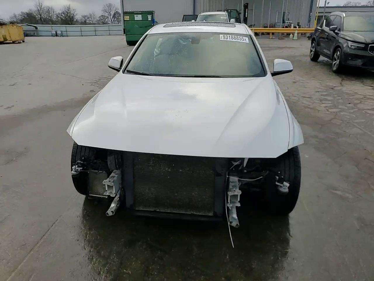 Фото: WBA8B7G53HNU37140