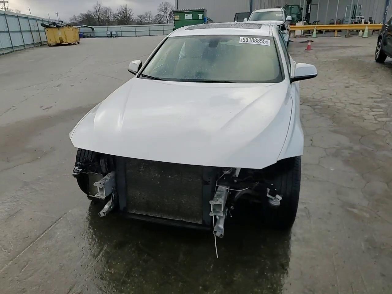 Фото: WBA8B7G53HNU37140