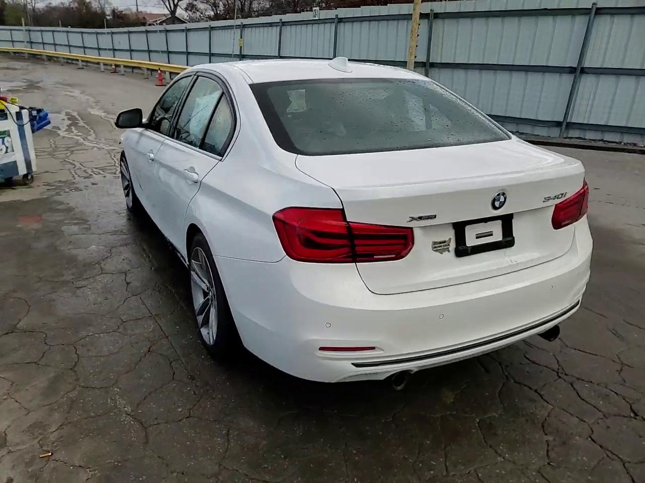 Фото: WBA8B7G53HNU37140