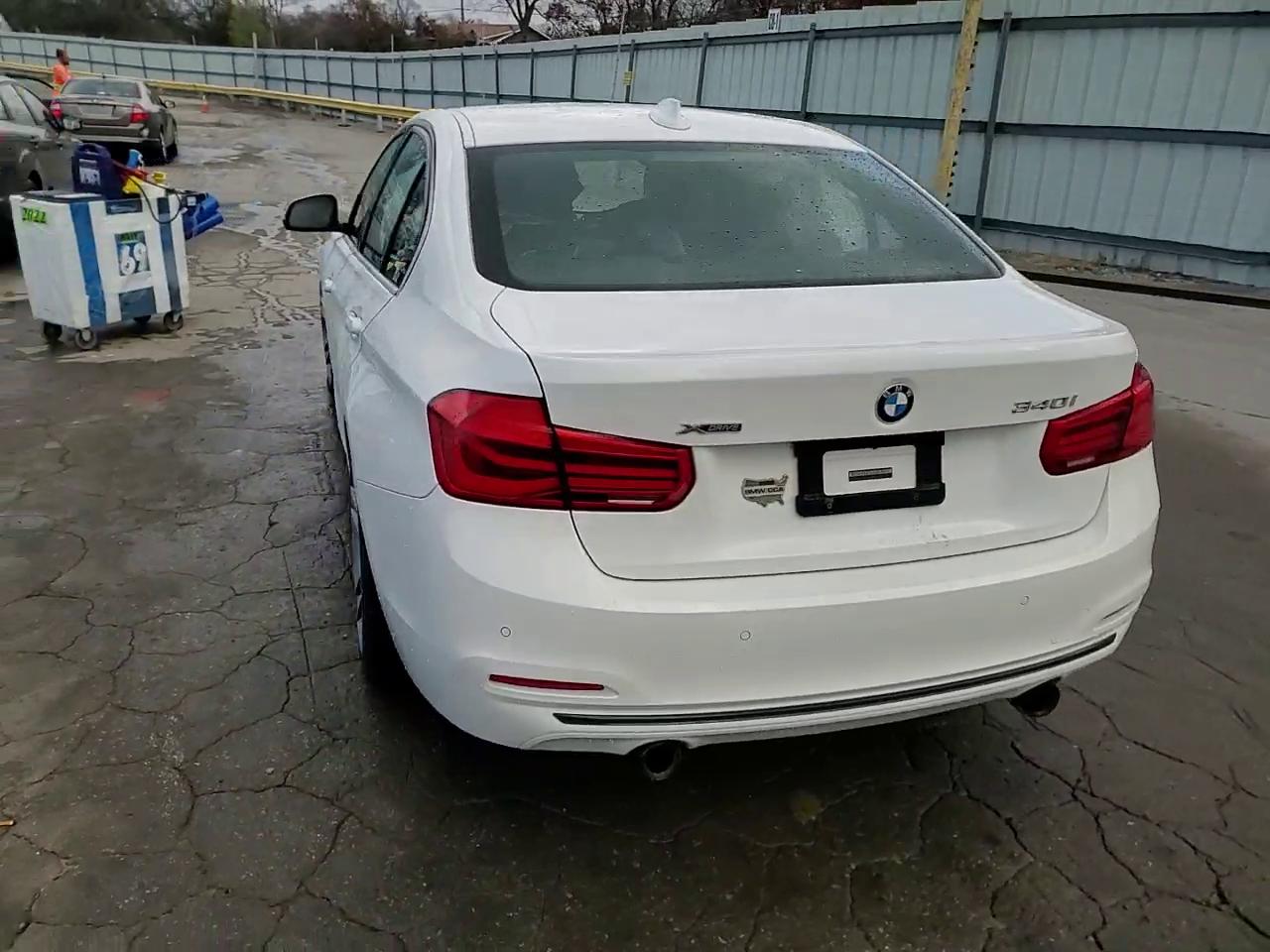 Фото: WBA8B7G53HNU37140