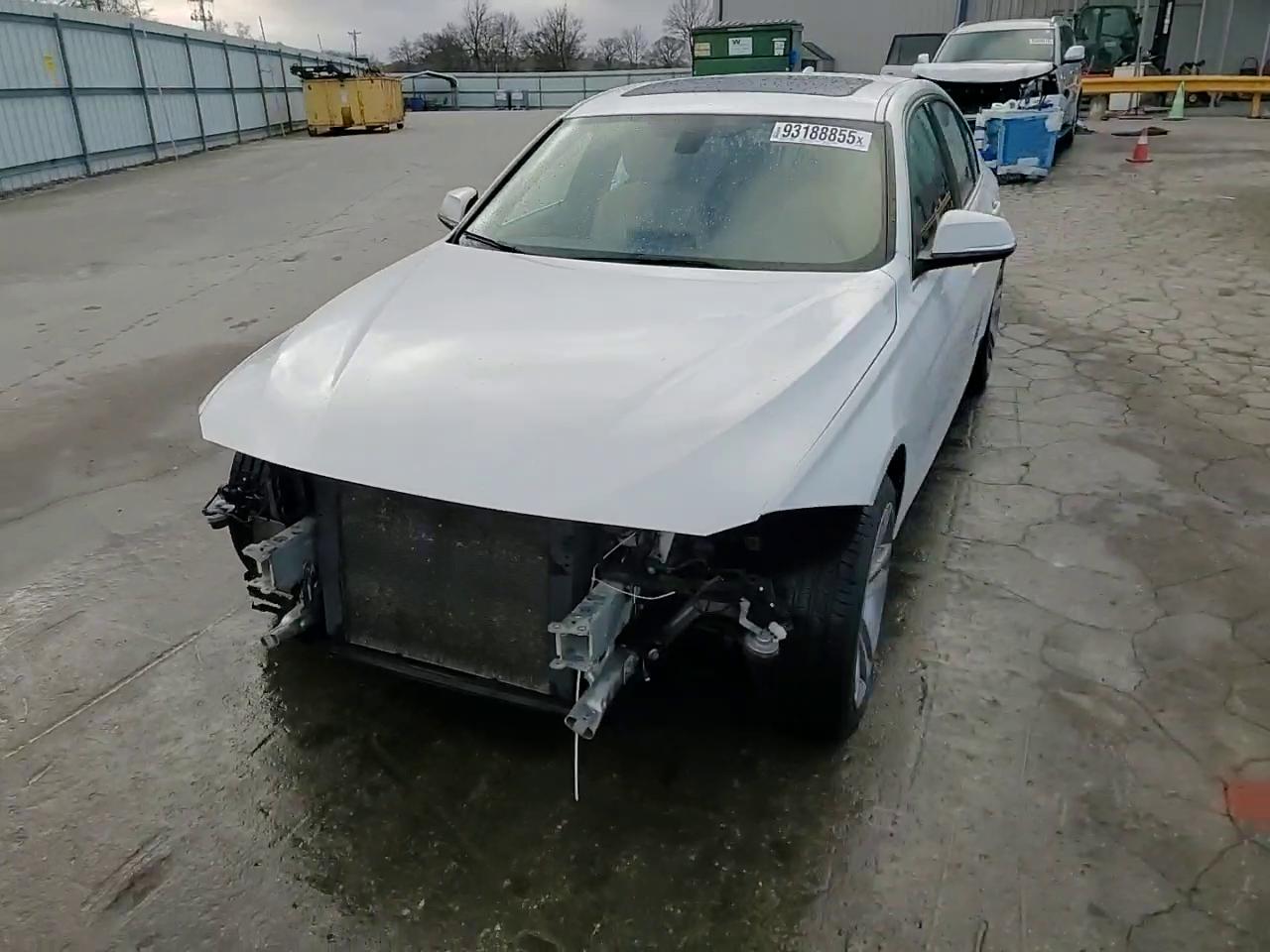 Фото: WBA8B7G53HNU37140