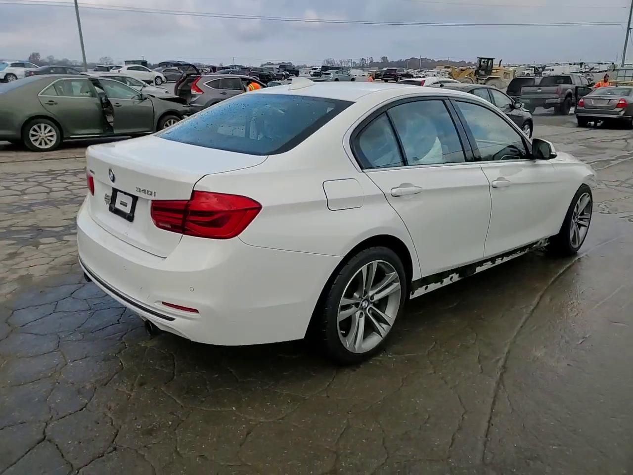 Фото: WBA8B7G53HNU37140