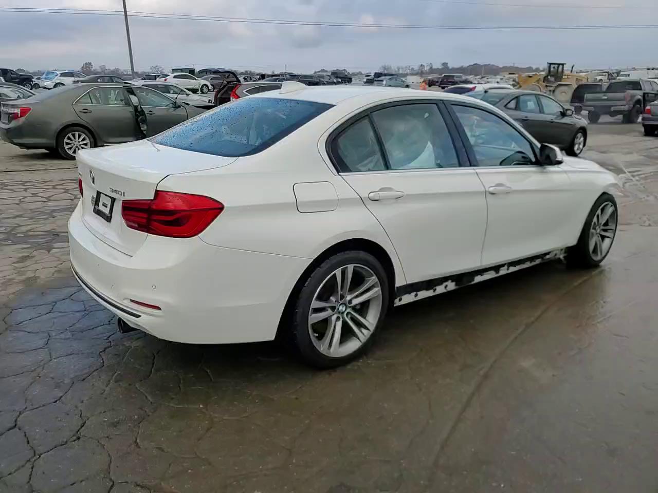 Фото: WBA8B7G53HNU37140